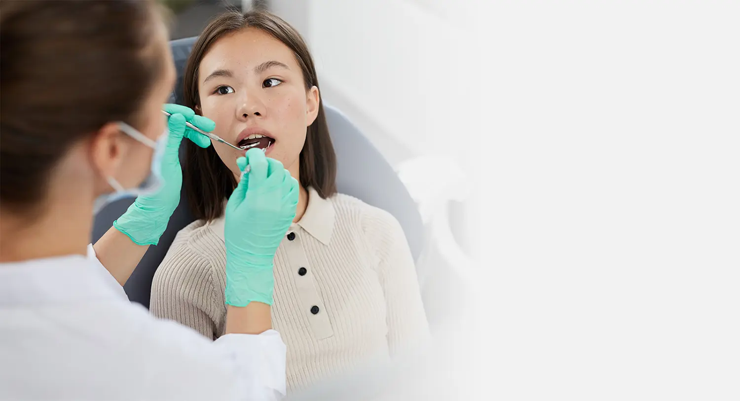 asian girl in dental chair YJX647L