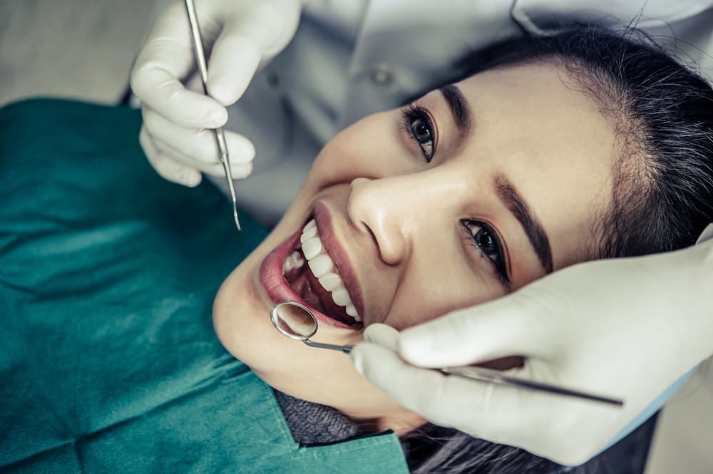 dentists-treat-patients-teeth-5GZYV4J (1)