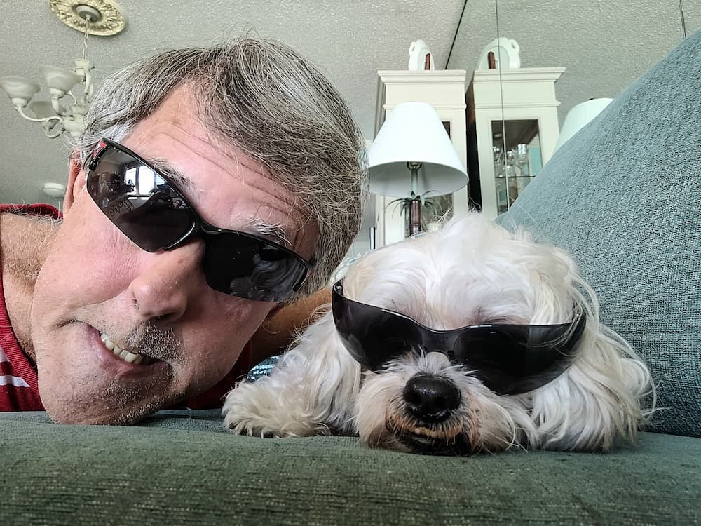 man-and-his-dog-imitate-each-other-as-beachbums-on-SVSHQNN (1)